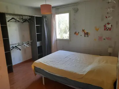 a bedroom with a bed and a window at Maison Gruissan village 90m2 avec jardin a 1km de la plage in Gruissan