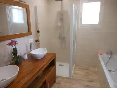 a bathroom with two sinks and a shower and a tub at Maison Gruissan village 90m2 avec jardin a 1km de la plage in Gruissan