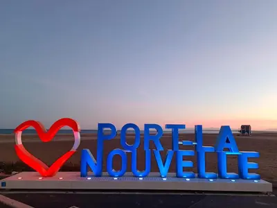 a sign with a heart and the words porta novovo at LE LOGIS, T2 au pied de la plage, Climatisation in Port-la-Nouvelle
