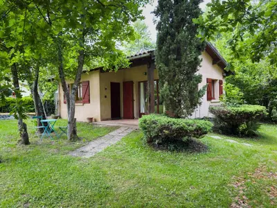 a small house with a yard with trees at La petite maison au grand parc in Rieux-de-Pelleport