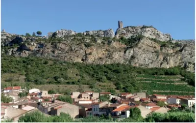 a village on a hill with a castle on a mountain at Détente et plaisir à Taltahull in Tautavel