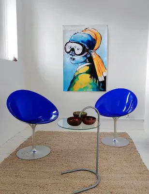 two blue chairs and a painting of a dog at Les Grands Cyprès - chambres d'hôtes in Conques-sur-Orbiel