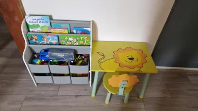 a childs table and chair next to a toy refrigerator at Appartement T3 proche centre-ville NARBONNE in Narbonne