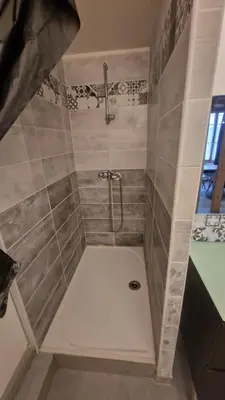 a bathroom with a shower with a shower head at Appartement T3 proche centre-ville NARBONNE in Narbonne