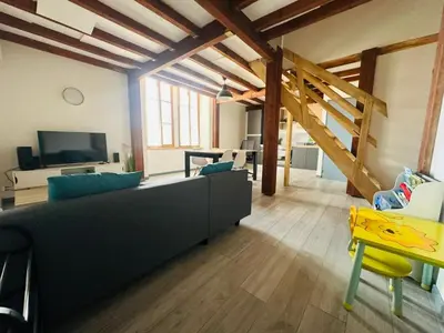 a living room with a couch and a table at Appartement T3 proche centre-ville NARBONNE in Narbonne