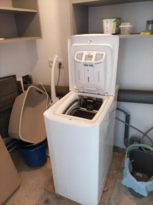 a white microwave sitting on top of a refrigerator at Chez Sabine la Campagne HAUT in Narbonne