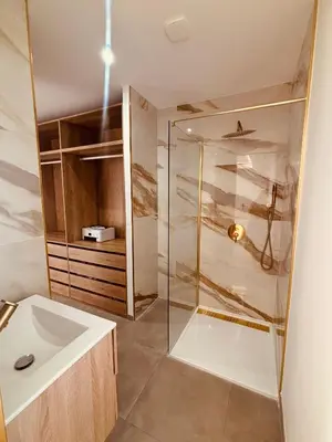 a bathroom with a glass shower and a sink at Villa moderne privée avec piscine, vue montagne 3 chambres in Pennautier