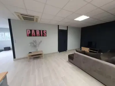 a room with a wall with a pinks sign on it at la tanière argentée in Nailloux