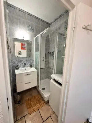 a bathroom with a shower and a sink at Rez de jardin climatisé avec grande terrasse in Gruissan