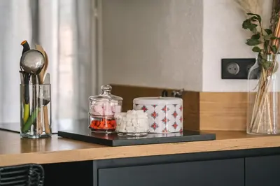 a counter with a shelf with candles and other items on it at Magnifique T3-terrasse-parking-Centre ville-AD in Carcassonne