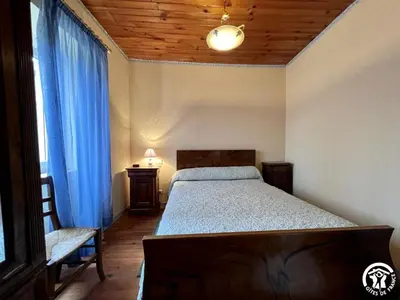 a bedroom with a bed and a wooden ceiling at Peyret in Cépie