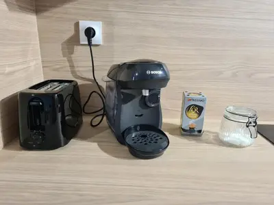 a blender next to a toaster and a toaster and a box at Douces Vagues - hypercentre climatisé in Narbonne