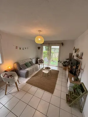 a living room with a couch and a table at Joli Appt La Pérouse, 2 Chbres, Centre ville, Jardin in Castres