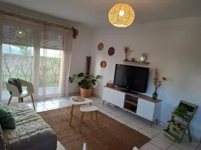 a living room with a couch and a flat screen tv at Joli Appt La Pérouse, 2 Chbres, Centre ville, Jardin in Castres