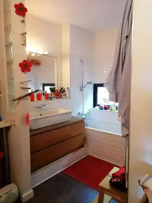 a bathroom with a sink and a mirror at Maison contemporaine en bois au coeur des Corbières in Ferrals-lès-Corbières
