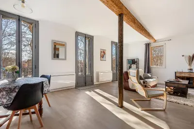 a living room with a table and chairs at Le Rive Gauche - Au cœur du centre historique in Narbonne