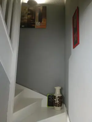 a corner of a room with a vase on a shelf at Chambre d'hôtes petit déjeuner compris in Carcassonne