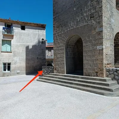 a building with a red arrow pointing to a building with stairs at les Lavandes in Saint-Paul-de-Fenouillet