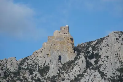 a castle on the side of a mountain at les Lavandes in Saint-Paul-de-Fenouillet