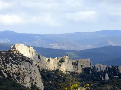 a castle on the top of a mountain at les Lavandes in Saint-Paul-de-Fenouillet