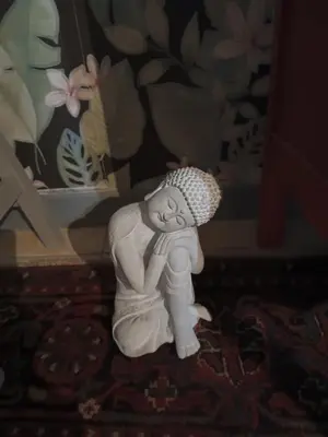 a white figurine of a woman sitting on a rug at les Lavandes in Saint-Paul-de-Fenouillet