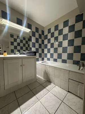 a bathroom with a tub and a sink at Studio de 30 m2 centre-ville NARBONNE in Narbonne