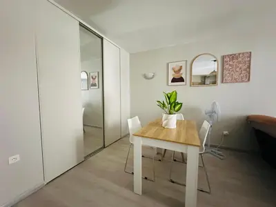 a dining room with a table and chairs at Studio de 30 m2 centre-ville NARBONNE in Narbonne