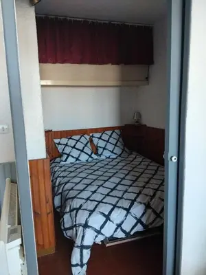 a small bed in a room with a window at STUDIO Bis - PLAGE in Port-la-Nouvelle