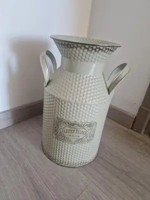 a white vase sitting on top of a floor at La Villa Cécile in Saint-Martin-de-Villereglan
