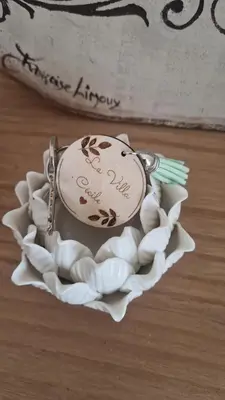 a key sitting on a table with shells on it at La Villa Cécile in Saint-Martin-de-Villereglan