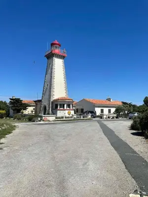 a lighthouse sitting in the middle of a parking lot at Entre Mer et Vigne Caves in Caves