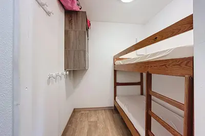 a room with bunk beds in a dorm room at Le Cordier - Apartment near the harbor in Gruissan