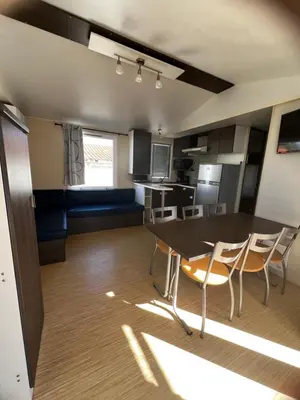a kitchen and dining room with a table and chairs at Mobil Home 014 climatisé -camping Novela-3Ch in Port-la-Nouvelle