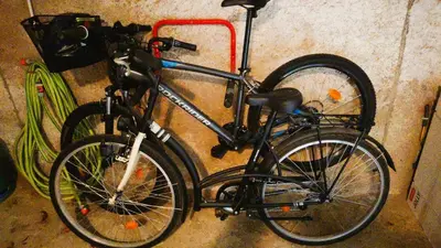 a bike parked against a wall with a hose at Avalon in Caunes-Minervois