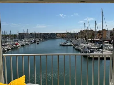 a view of a marina with boats in the water at Studio Cabine Vue Port Gruissan in Gruissan