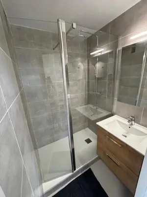 a bathroom with a shower and a sink at Studio Cabine Vue Port Gruissan in Gruissan
