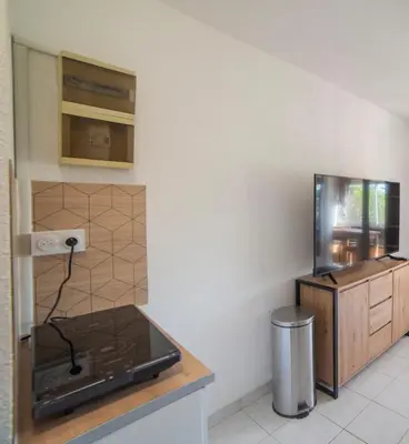 a kitchen with a stove and a counter top at Vue lac & mer à pied - Séjour détente in Port-la-Nouvelle