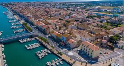 an aerial view of a city with boats in the water at Vue lac & mer à pied - Séjour détente in Port-la-Nouvelle