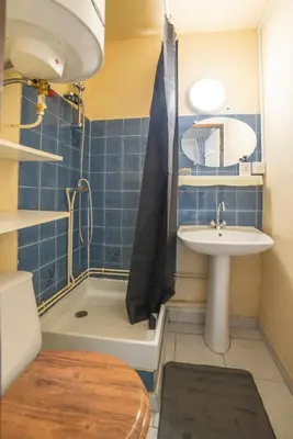 a small bathroom with a sink and a shower at Vue lac & mer à pied - Séjour détente in Port-la-Nouvelle