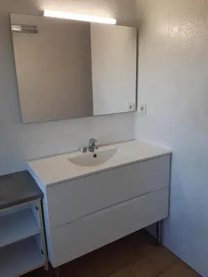 a bathroom with a white sink and a mirror at Maison 3 chambres - 25mn de Toulouse in Caraman