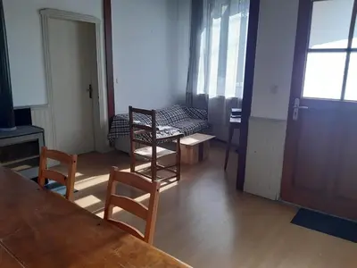 a room with a table and chairs and a door at Maison 3 chambres - 25mn de Toulouse in Caraman