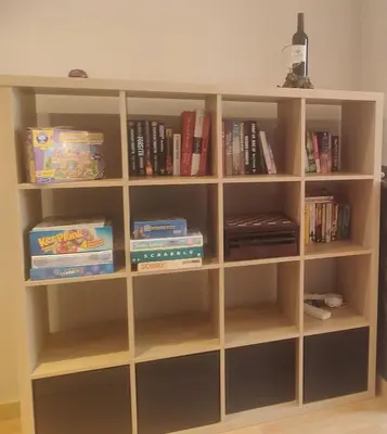 a book shelf filled with lots of books at Appartement exceptionnel Bastide St Louis in Carcassonne