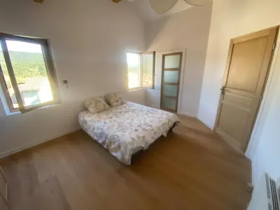 a bedroom with a bed and a window at Gîte lumineux avec jardin, vue sur Peyrepertuse in Rouffiac-des-Corbières