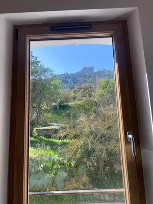 a window with a view of a mountain at Gîte lumineux avec jardin, vue sur Peyrepertuse in Rouffiac-des-Corbières
