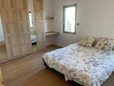 a bedroom with a bed and a window at Gîte lumineux avec jardin, vue sur Peyrepertuse in Rouffiac-des-Corbières