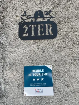 a sign on the ground next to a sign on the ground at La Bohème - Cosy, calme & confort in Saint-Papoul