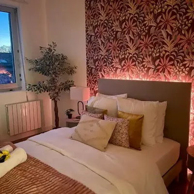 Stylish Apartment with Balcony - Very Central - Long Stays and Pets Welcome