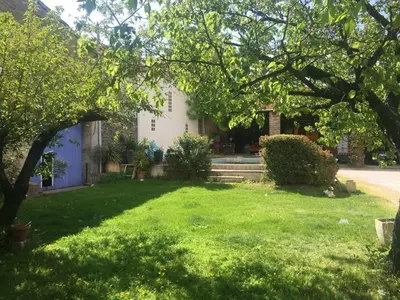 a yard in front of a house with a tree at Gîte au cœur d un caveau de dégustation de vin in Olonzac