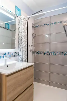 a bathroom with a sink and a shower at Le Nautilus in Gruissan