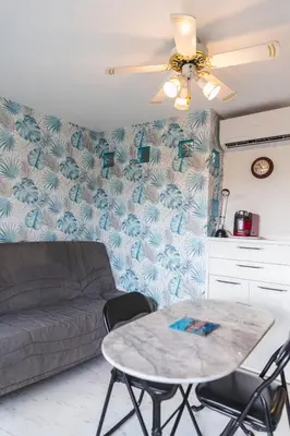 a living room with a couch and a table at Le Nautilus in Gruissan
